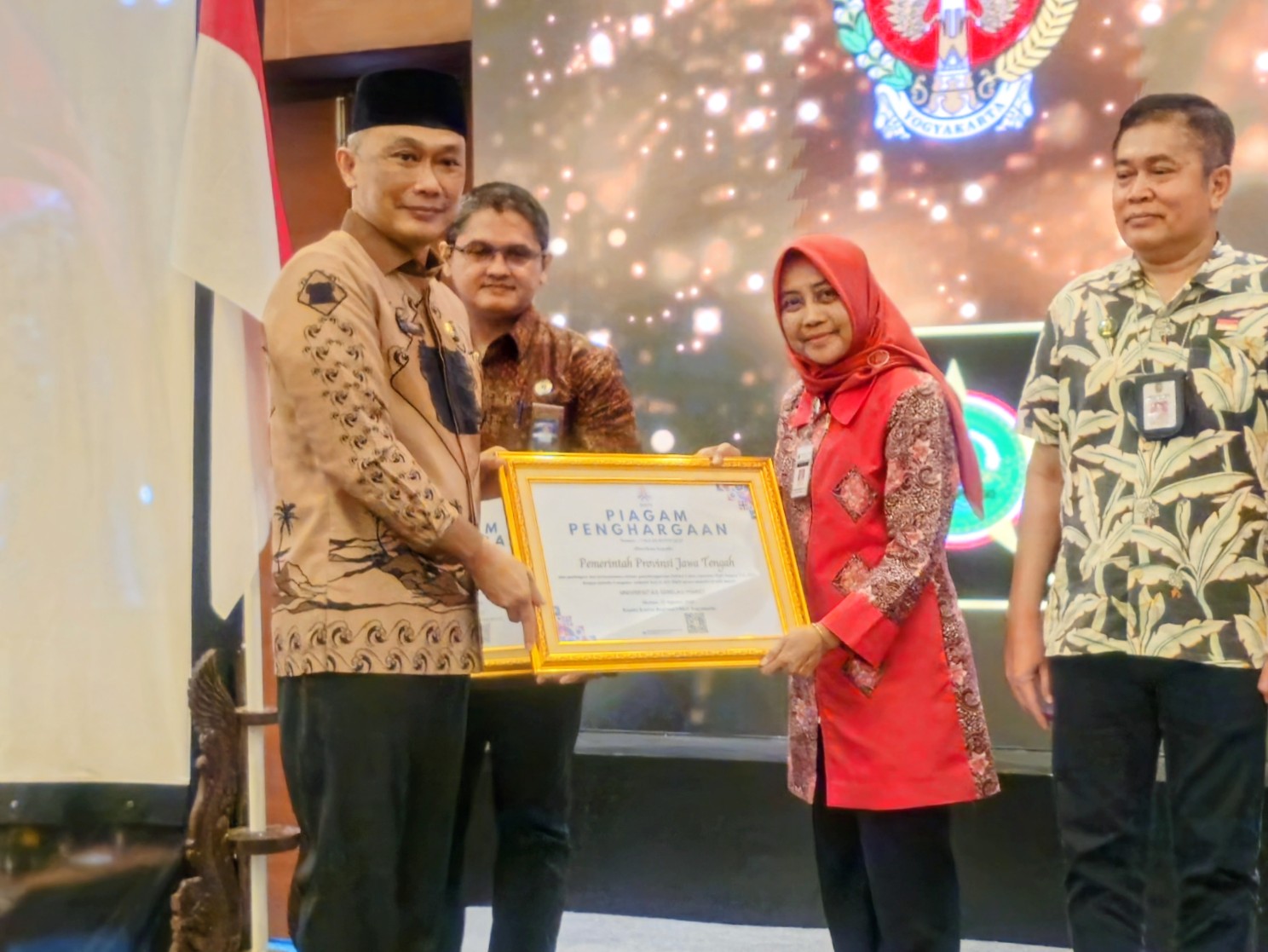 Kepala BKD Provinsi Jawa Tengah menerima penghargaan atas Partisipasi dan Kerja Sama dalam Penyelenggaraan Seleksi CASN TA 2024 dengan metode Computer Asisted Test (CAT)