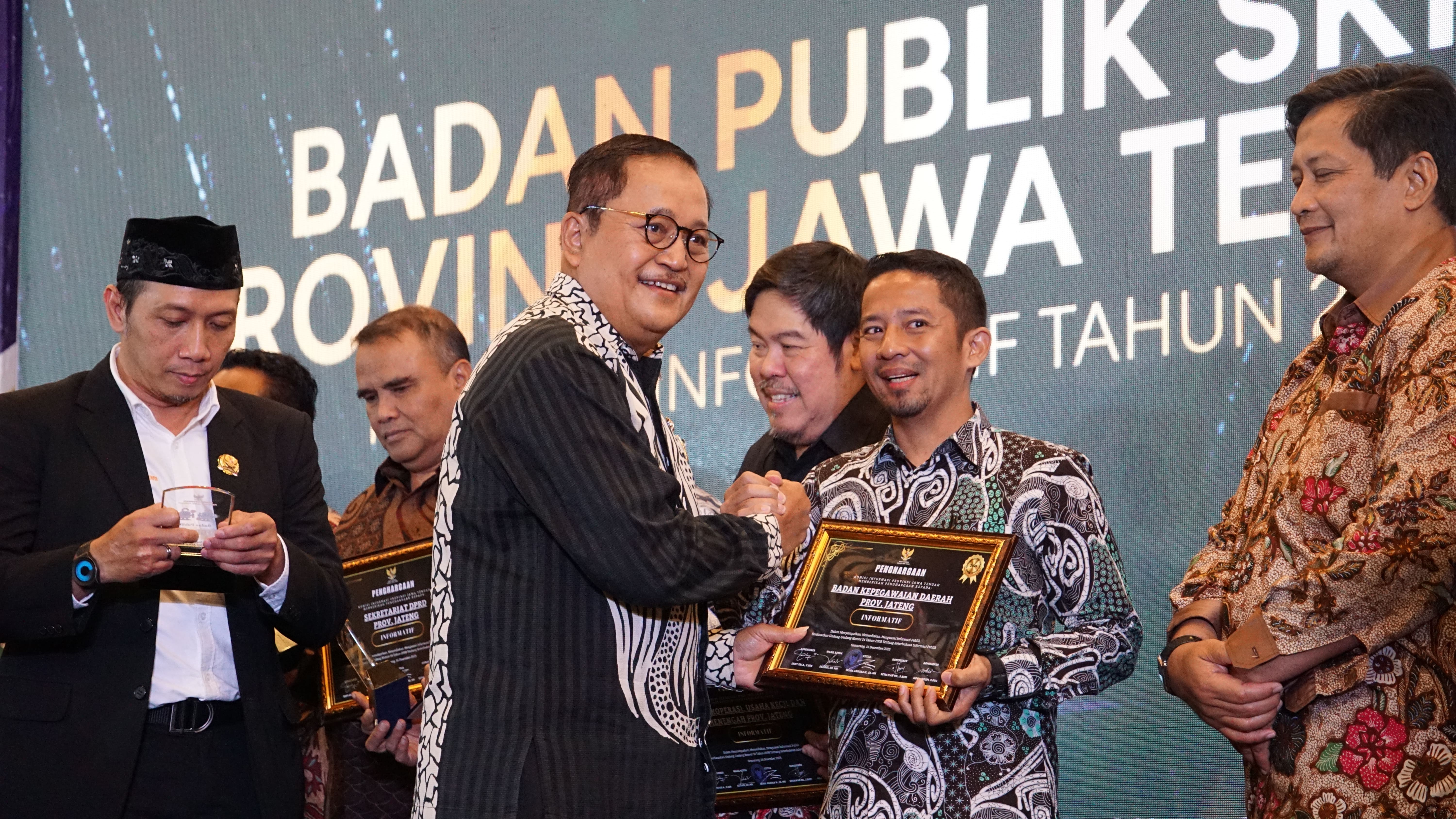 BKD Provinsi Jawa Tengah Kembali Meraih Predikat Informatif Pada Malam Penganugerahan Keterbukaan Informasi Publik Tahun 2025
